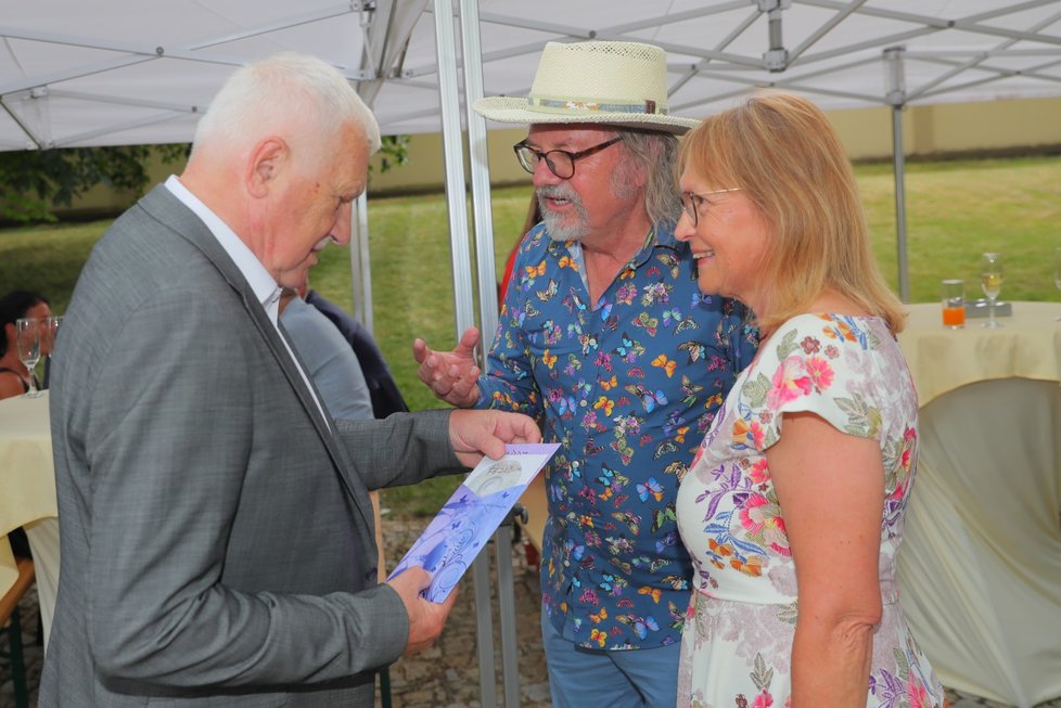 Václav Klaus přijímá gratulace od Ondřeje Hejmy na oslavě svých 78. narozenin (19. 6. 2019).