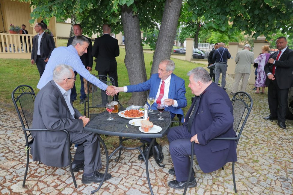 Pavel Bém si podává ruku s prezidentem Milošem Zemanem na oslavě 78. narozenin exprezidenta Václava Klause (19. 6. 2019)