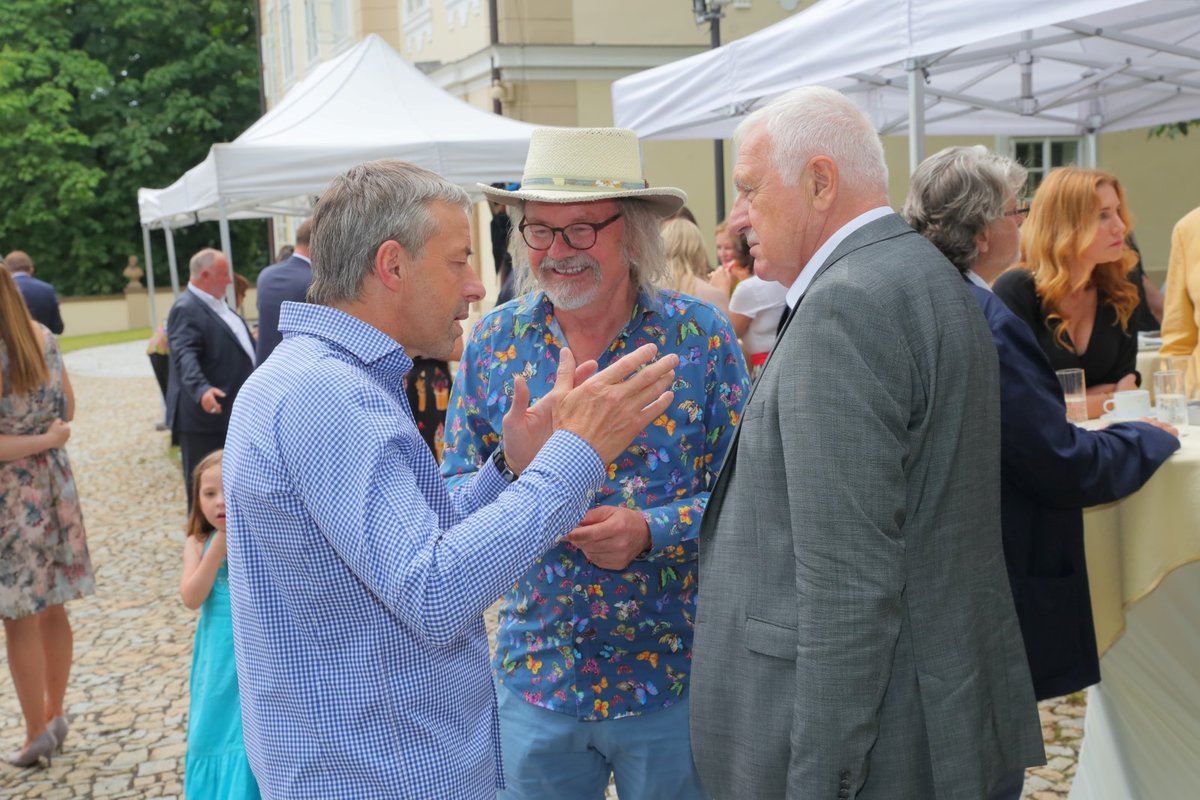 Pavel Bém, Ondřej Hejma a Václav Klaus v rozhovoru na oslavě 78. narozenin exprezidenta Klause (19. 6. 2019)