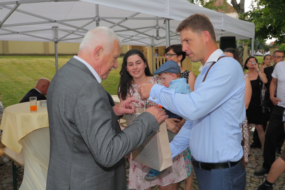 Bývalý předseda Svobodných Petr Mach předává dárek k 78. narozeninám exprezidentovi Václavu Klausovi (19. 6. 2019)