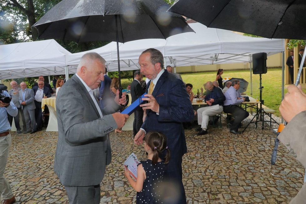 Václav Klaus se svým synem Václavem Klausem mladším na oslavě exprezidentových 78. narozenin (19. 6. 2019)