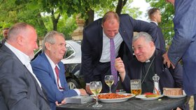 Vítězslav Jandák, prezident Miloš Zeman a kardinál Dominik Duka na oslavě 78. narozenin Václava Klause (19. 6. 2019)