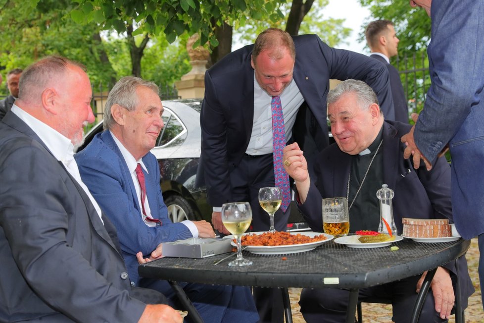 Vítězslav Jandák, prezident Miloš Zeman a kardinál Dominik Duka na oslavě 78. narozenin Václava Klause (19. 6. 2019)