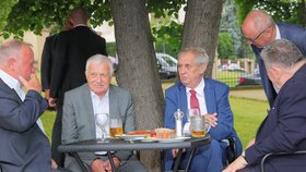 Vítězslav Jandák, Václav Klaus, prezident Miloš Zeman a kardinál Dominik Duka na oslavě 78. narozenin exprezidenta Klause (19. 6. 2019)
