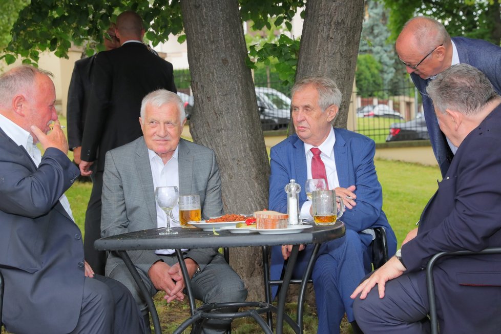 Vítězslav Jandák, Václav Klaus, prezident Miloš Zeman a kardinál Dominik Duka na oslavě 78. narozenin exprezidenta Klause (19. 6. 2019)