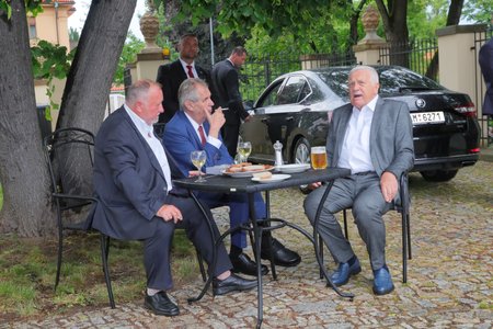 Vítězslav Jandák, Václav Klaus a Miloš Zeman na oslavě Klausových 78. narozenin (19. 6. 2019)