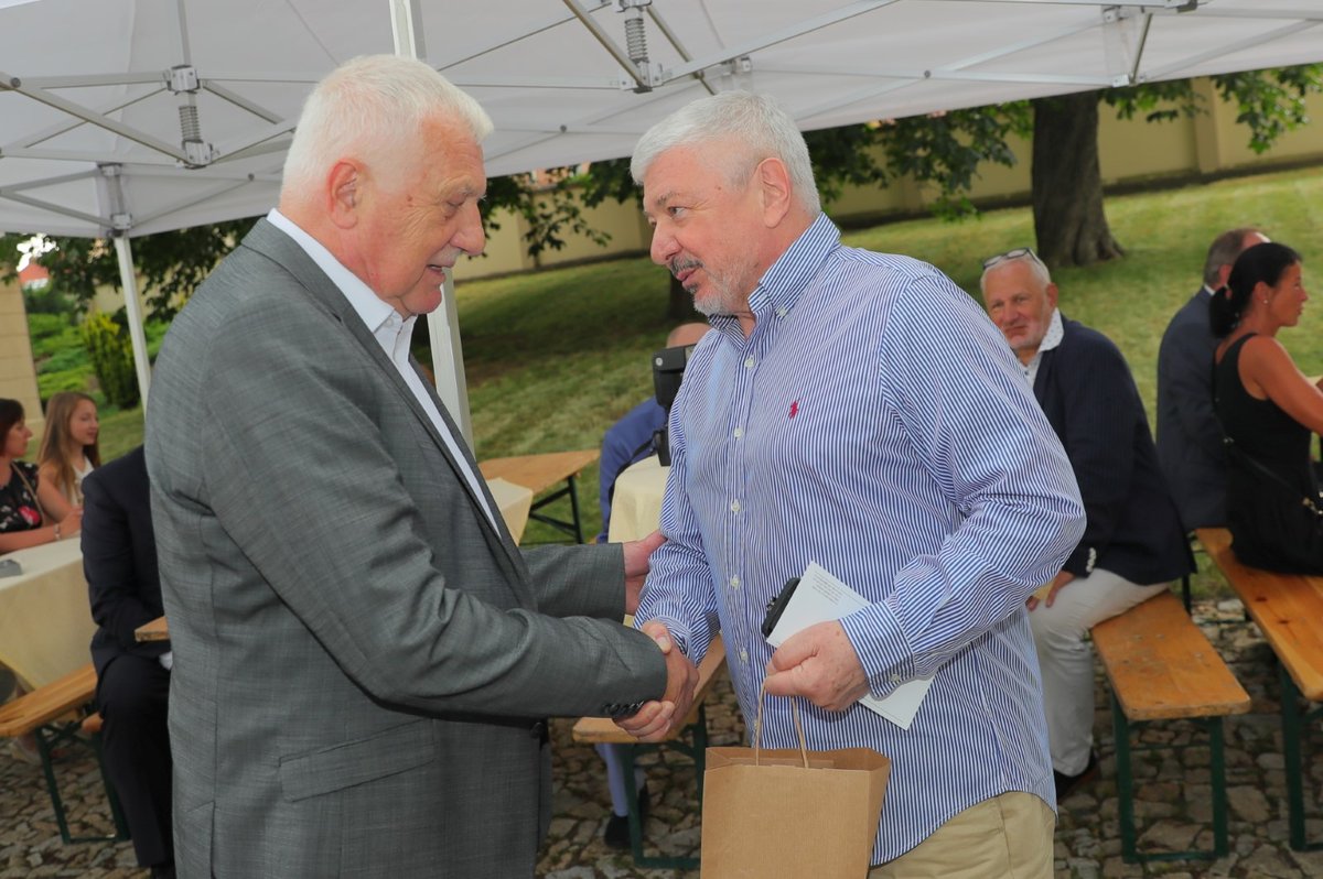 Václav Klaus přijímá gratulace od Vladimíra Železného na oslavě svých 78. narozenin (19. 6. 2019)