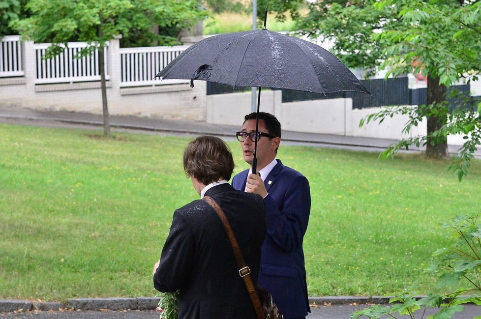 Jiří Ovčáček drží deštník před vstupem na oslavu 78. narozenin exprezidenta Klause (19. 6. 2019).