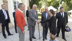 Ve středu odpoledne se ke Klausovým gratulantům připojil i prezident Zeman.