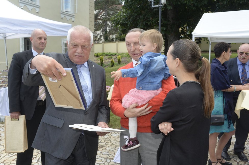 Václav Klaus si prohlíží dárek od svého syna. Dostal fotku vnučky.