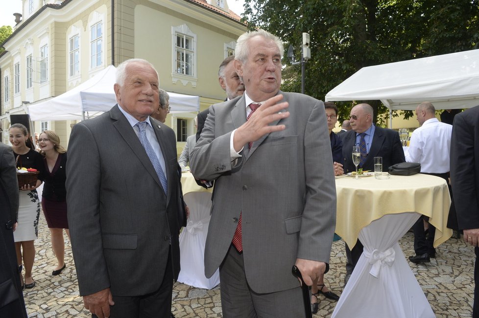 Prezident Miloš Zeman si Klausovu oslavu viditělně užívá.