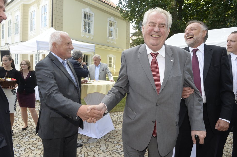 Prezident Miloš Zeman si Klausovu oslavu viditělně užívá.