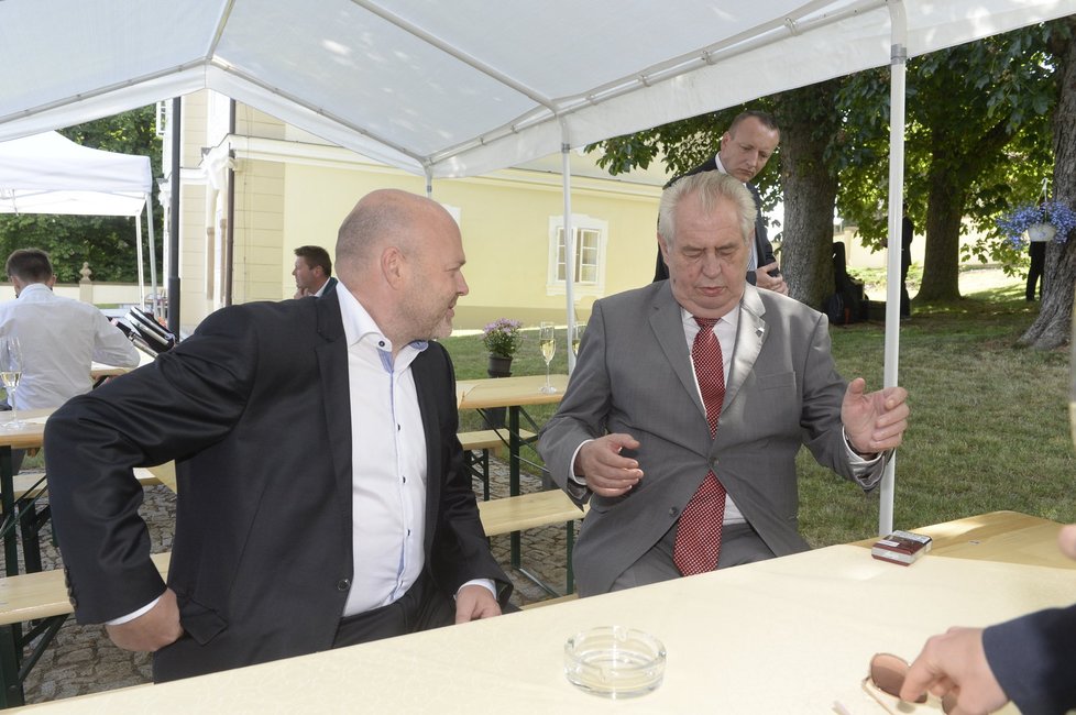 Prezident Zeman se ani na oslavě neobešel bez popelníčku.