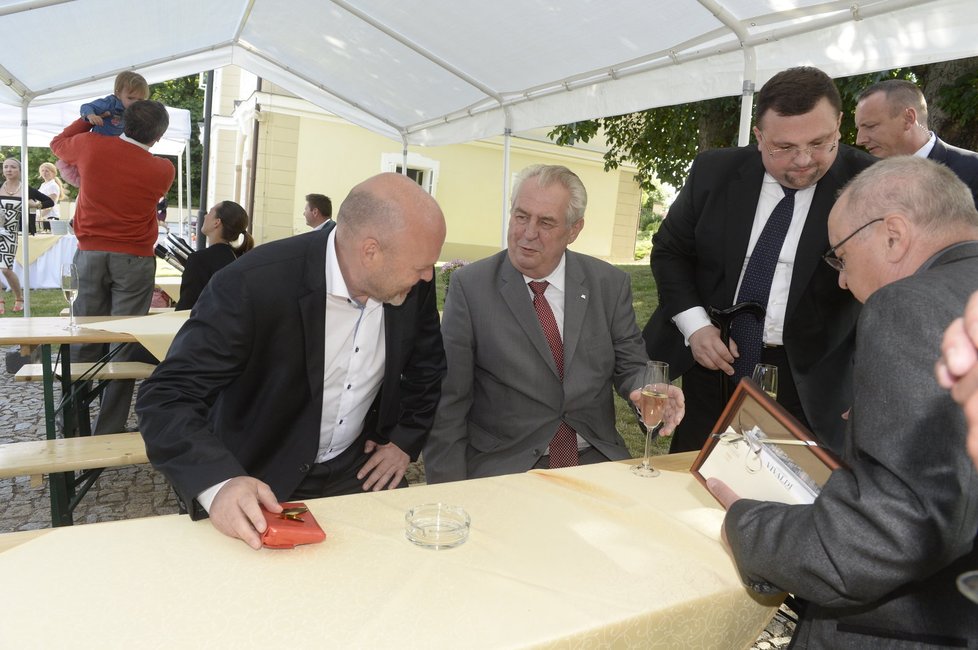 Prezident Zeman se ani na oslavě neobešel bez popelníčku.