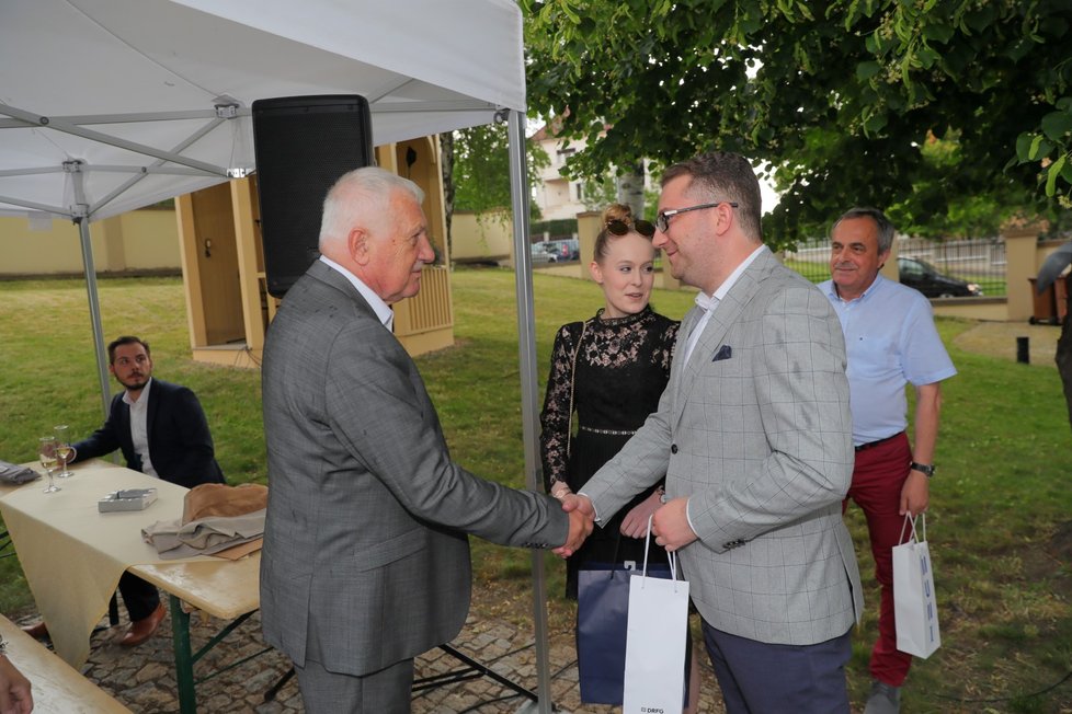 Václav Klaus přijímá gratulace na oslavě svých 78. narozenin (19.6.2019)