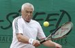 I v sedmdesáti je aktivní sportovec. Mezi jeho největší vášně patří tenis.