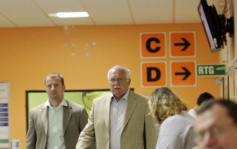 Václav Klaus s bodyguardem na chodbě nemocnice.