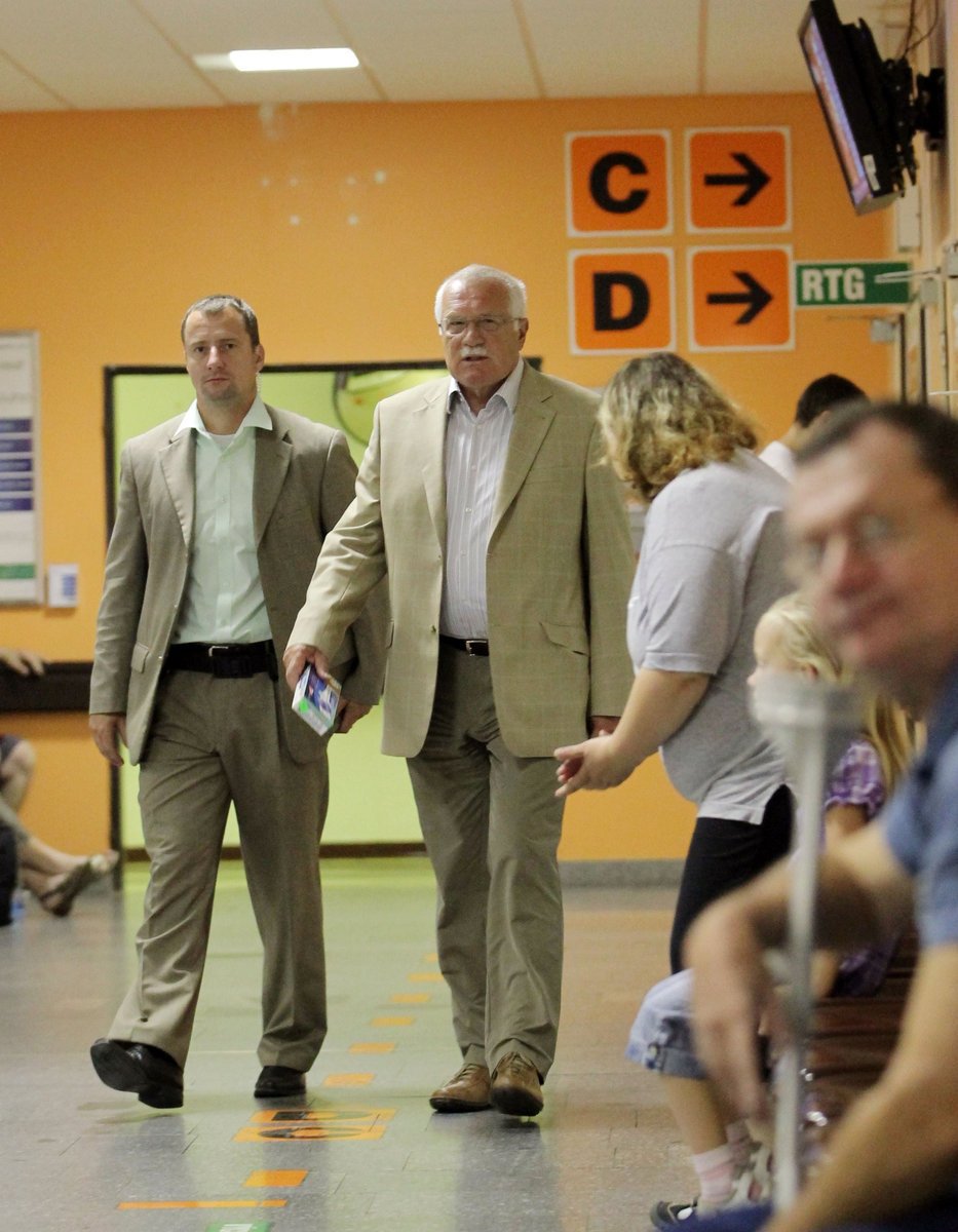 Václav Klaus s bodyguardem na chodbě nemocnice.