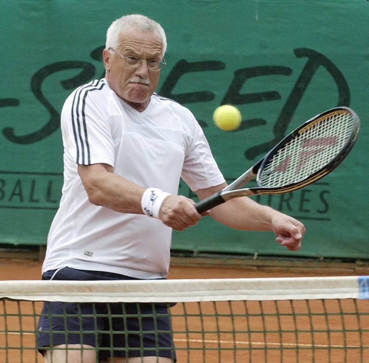 I v sedmdesáti je aktivní sportovec. Mezi jeho největší vášně patří tenis.