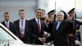 Baracka Obamu přivítal na letišti český prezident Václav Klaus