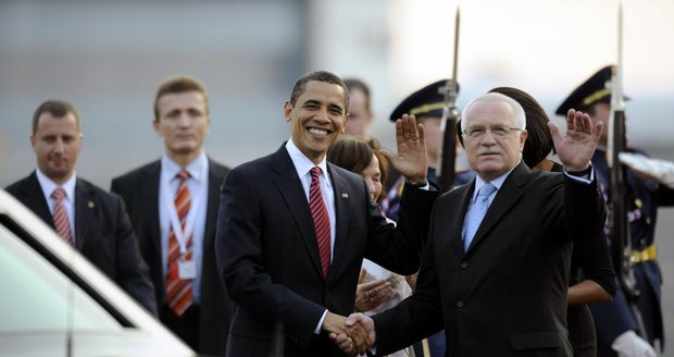 Baracka Obamu přivítal na letišti český prezident Václav Klaus