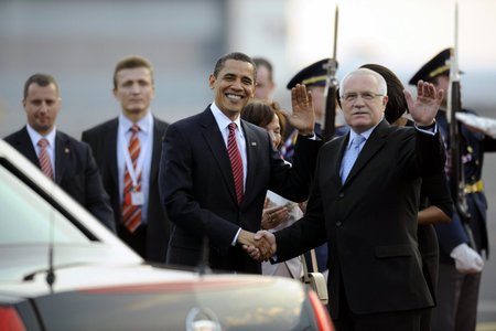 Baracka Obamu přivítal na letišti český prezident Václav Klaus