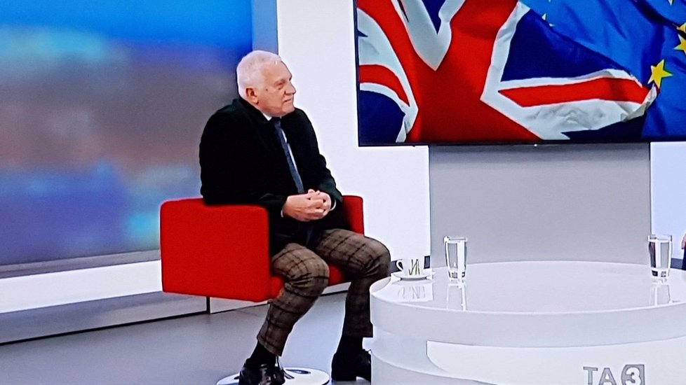 Bývalý prezident Václav Klaus to schytal od modního experta Petra Lukeše za výběr kalhot, které si vzal do slovenské televize.