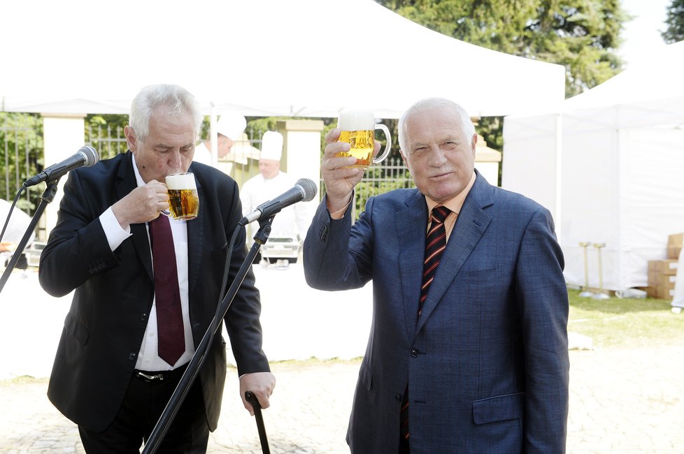 Václav Klaus popíjí se současným prezidentem, Milošem Zemanem.