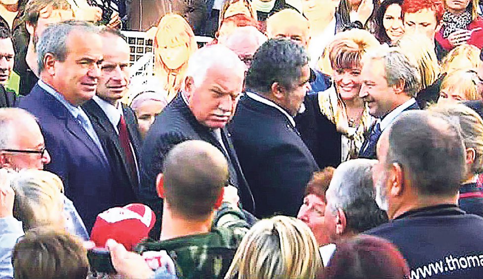 Václav Klaus a jeho osobní strážci, kteří moc osobně nepůsobí