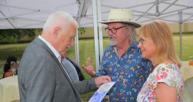 Václav Klaus přijímá gratulace ke svým 78. narozeninám od Ondřeje Hejmy (19.6.2019)