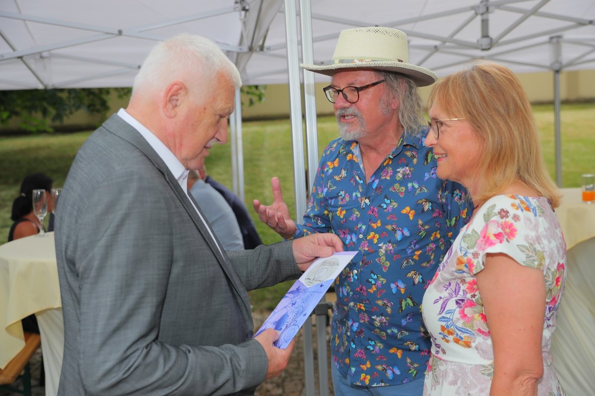 Václav Klaus přijímá gratulace ke svým 78. narozeninám od Ondřeje Hejmy (19.6.2019)