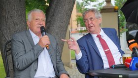 Exprezident Václav Klaus a současná hlava státu Miloš Zeman na oslavě Klausových 78. narozenin (19. 6. 2019)