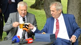 Exprezidenti Václav Klaus a Miloš Zeman (archivní foto)