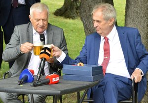 Exprezident Václav Klaus si připíjí se současnou hlavou státu Milošem Zemanem na oslavě Klausových 78. narozenin (19. 6. 2019)