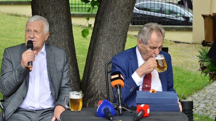 Exprezident Václav Klaus a současná hlava státu Miloš Zeman na oslavě Klausových 78. narozenin (19. 6. 2019)
