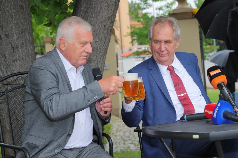 Exprezident Václav Klaus si připíjí se současnou hlavou státu Milošem Zemanem na oslavě Klausových 78. narozenin (19. 6. 2019)