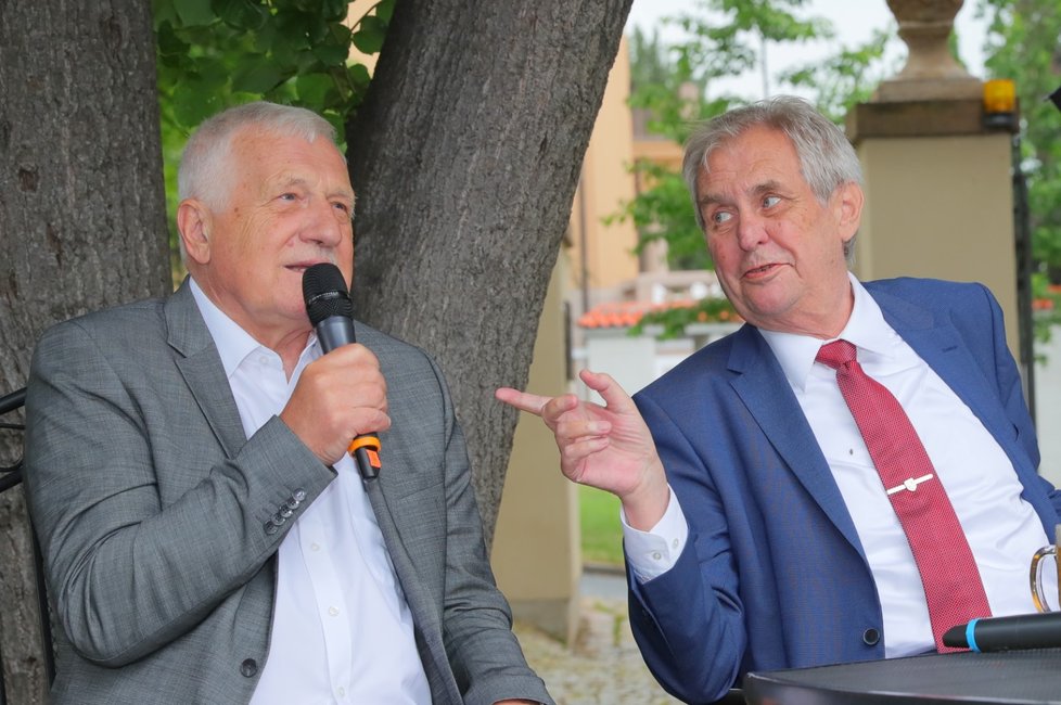 Exprezident Václav Klaus a současná hlava státu Miloš Zeman na oslavě Klausových 78. narozenin (19. 6. 2019)