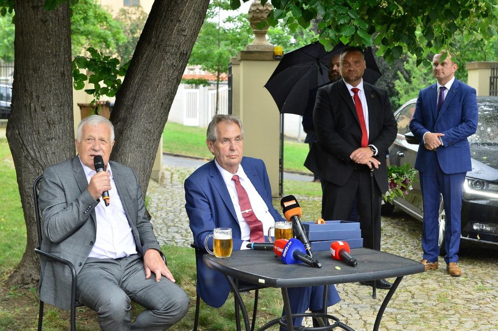 Exprezident Václav Klaus a současná hlava státu Miloš Zeman na oslavě Klausových 78. narozenin (19. 6. 2019)