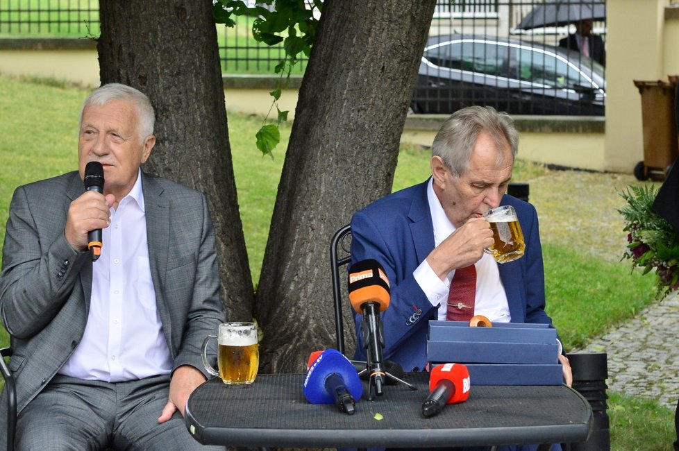 Exprezident Václav Klaus a současná hlava státu Miloš Zeman na oslavě Klausových 78. narozenin (19. 6. 2019)