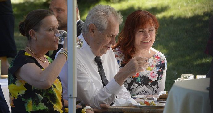 Prezident Miloš Zeman mezi Janou Nečasovou (dříve Nagyovou) a šéfkou ERÚ Alenou Vitáskovou