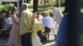 Expremiér Nečas u stolu s manželkou Janou, prezidentem Zemanem, exprezidentem Klausem a šéfkou ERÚ Alenou Vitáskovou