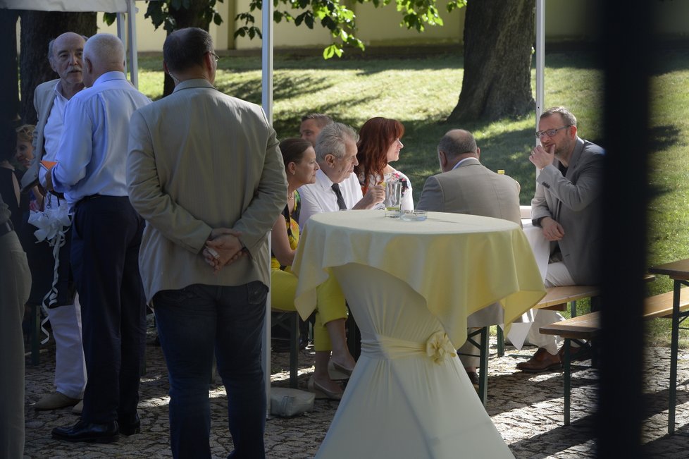 Expremiér Nečas u stolu s manželkou Janou, prezidentem Zemanem a bývalou šéfkou ERÚ Alenou Vitáskovou