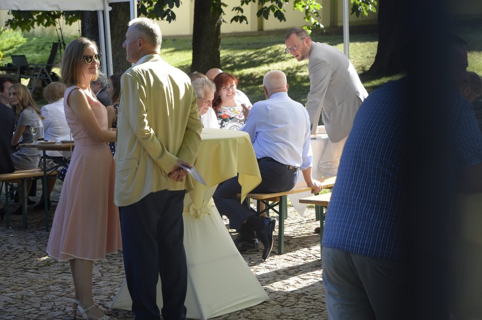 Expremiér Nečas u stolu s manželkou Janou, prezidentem Zemanem, exprezidentem Klausem a šéfkou ERÚ Alenou Vitáskovou