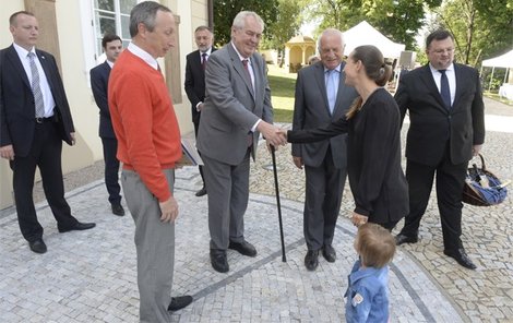 A budete se divit, ale ani přítomnost Miloše Zemana nebyla tím největším dárkem...