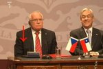 Václav Klaus si v Chile "vypůjčil" pero