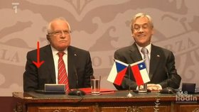 Václav Klaus si v Chile "vypůjčil" pero