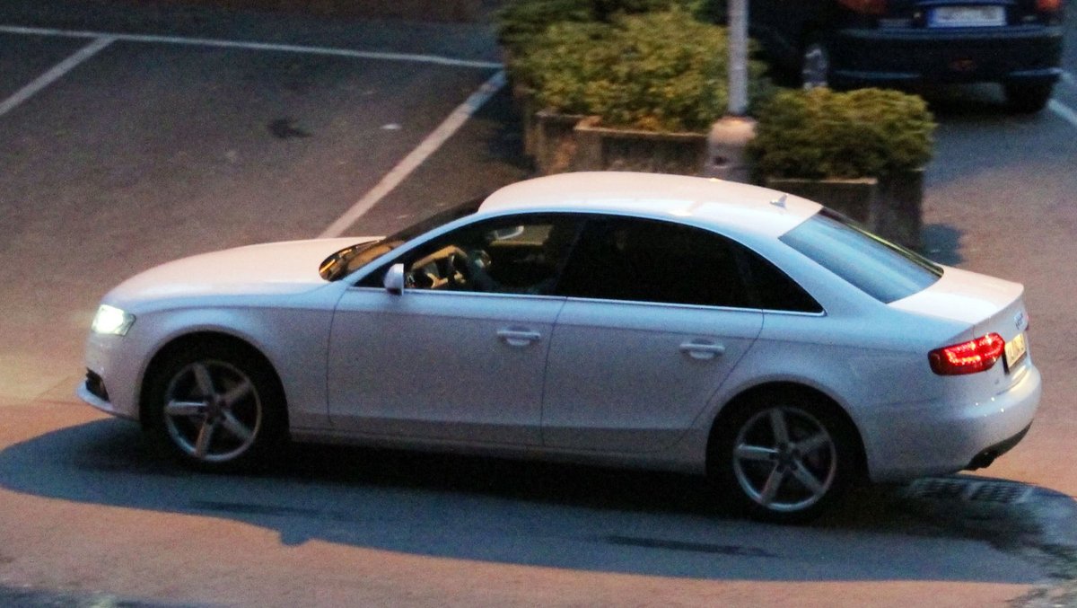 V bílém Audi A4 za asi 1,2 milionu odjíždí i Petra.
