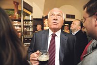 Prezident dělal reklamu pivnici z Východu: Klaus narazil Rusovi sud