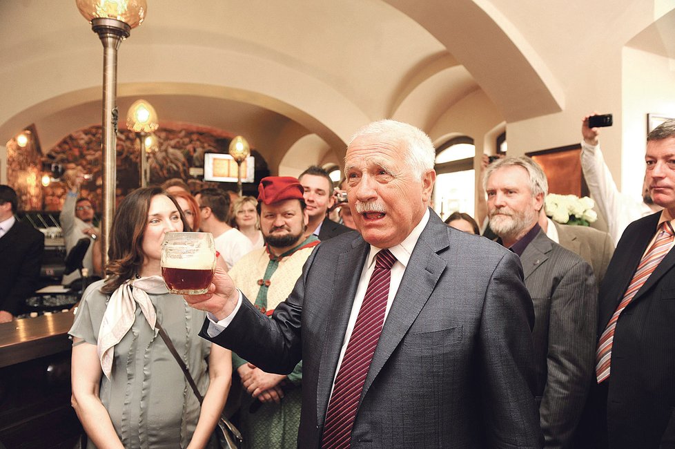 Bývalý prezident Václav Klaus se pivu nevyhýbal.