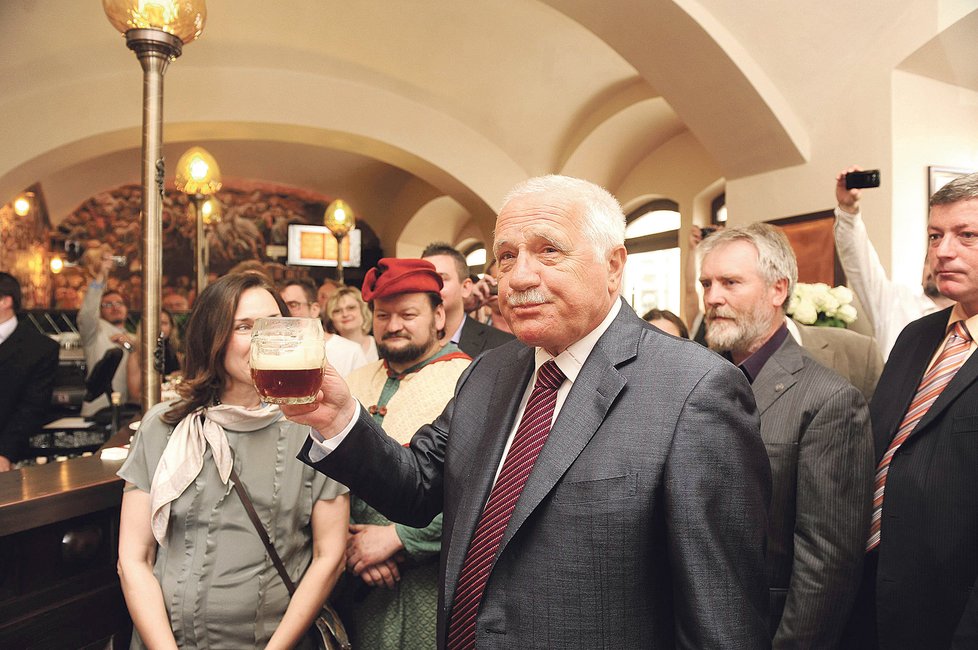 Bývalý prezident Václav Klaus se pivu nevyhýbal.